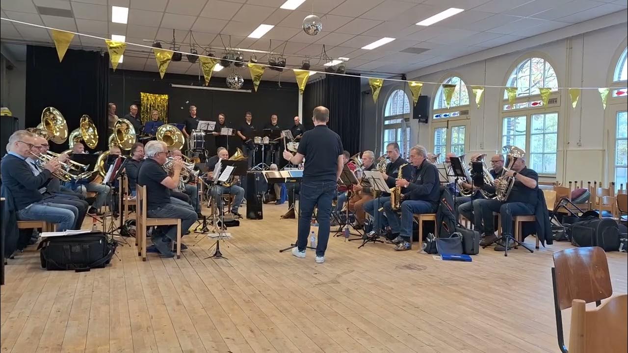 Vrijwillige Drumfanfare Koninklijke Luchtmacht // Down the Street en de