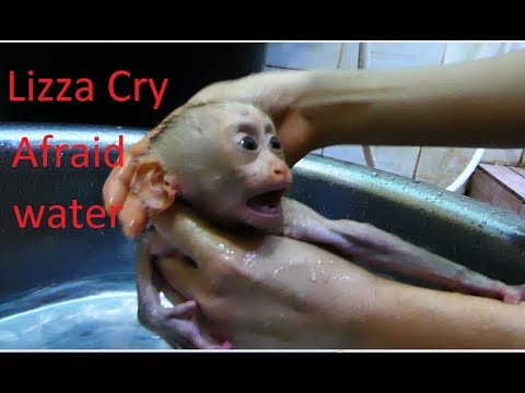 A Little Lizza Cry Loudly Afraid Mom Take The Bath On Her