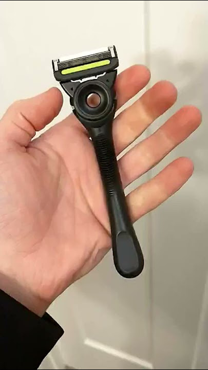 Gillette - GilletteLabs with Exfoliating Bar Razor and Travel Case for Storage