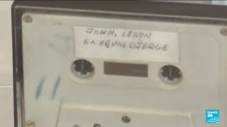 Une cassette inédite de Lennon mise en vente au Danemark • FRANCE 24