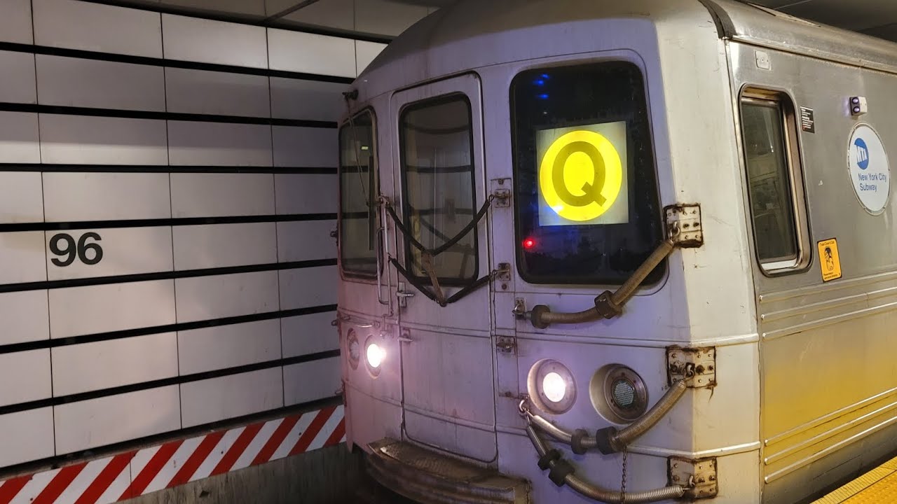 Brooklyn (Coney Island) bound R46 Q train via Brighton line at 96 St ...
