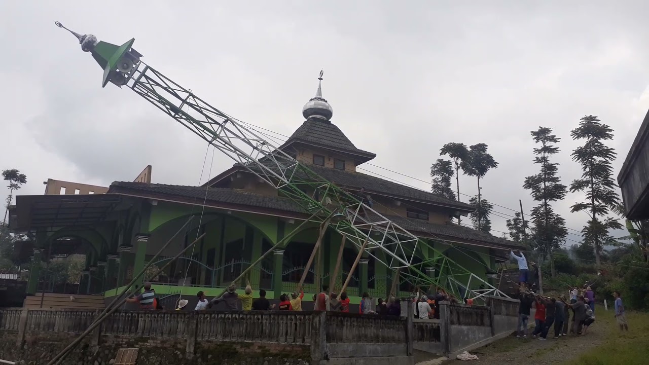 mendirikan menara masjid al hidayah bugel tuksari, 22 meter, 1,5 ton manual