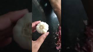 How to peel garlic easily