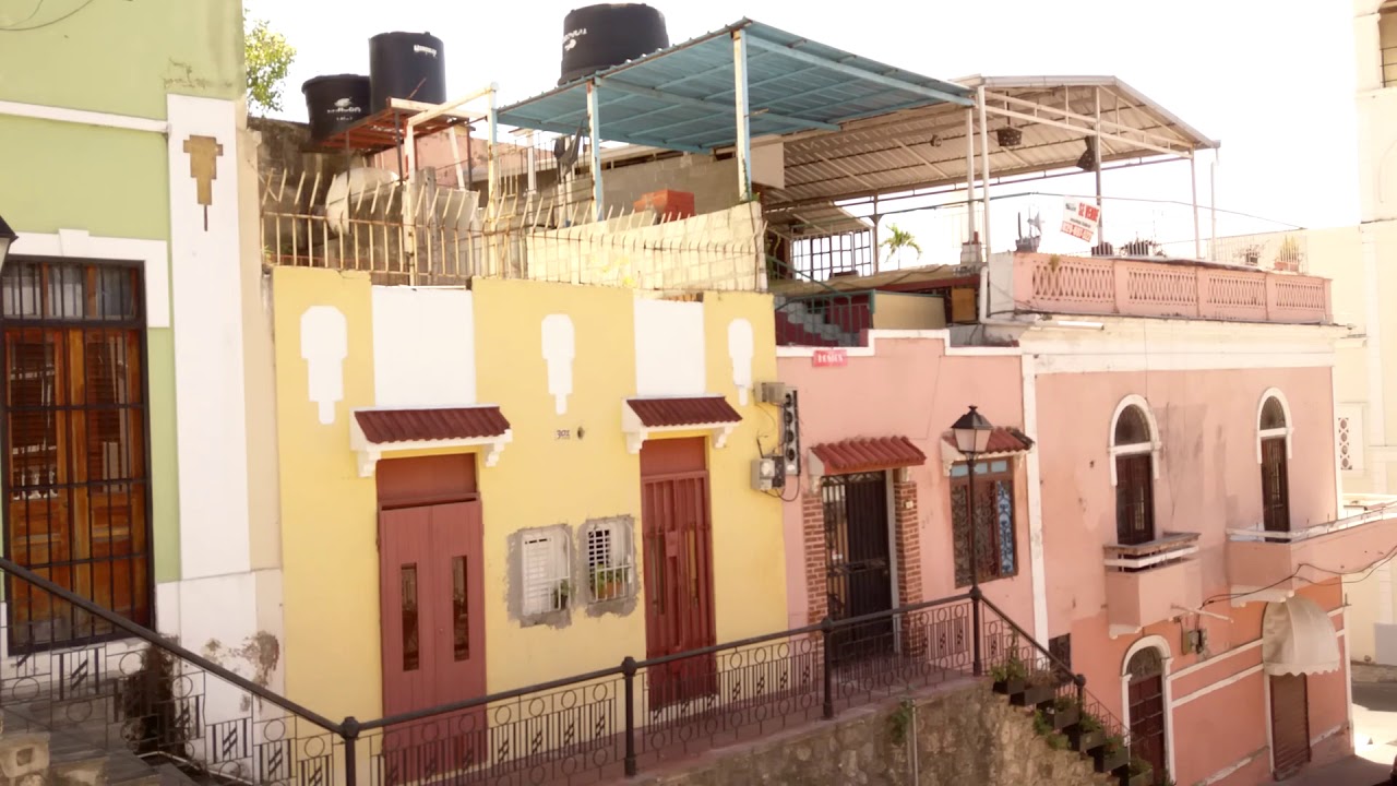 Calle Hostos. Zona colonial. Walking on Hostos street, colonial zone.