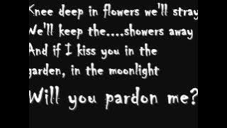 Download lagu Tip Toe (Through The Tulips) Tiny Tim - Insidious Lyrics