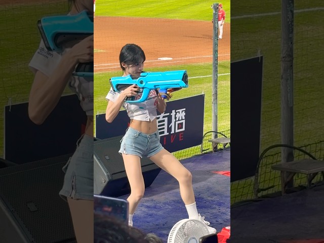 玩水祭還沒正式開始…岱縈先試玩這隻大型水槍🔫氣勢蠻嚇人的🤣