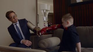 Роберт Дауни-младший вручил ребенку бионическую руку
