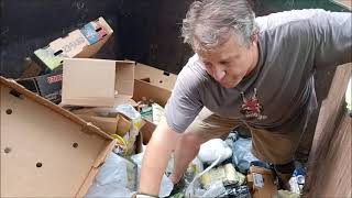 DUMPSTER DIVING FOR FREE FOOD ~ HE WORKED THAT DUMPSTER LIKE A BOSS! NOTHING BETTER THAN FREE FOOD!