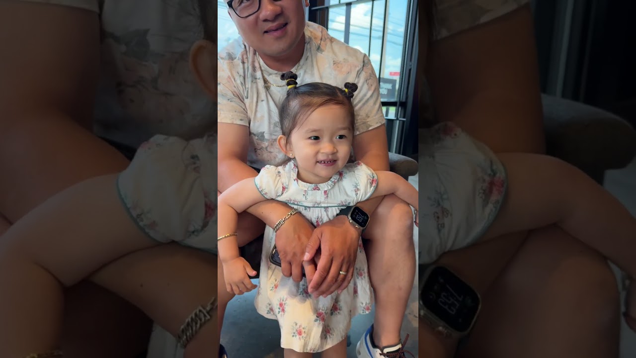 B&eacute; 2 tuổi rưỡi đi cafe chơi với b&agrave; Ngoại