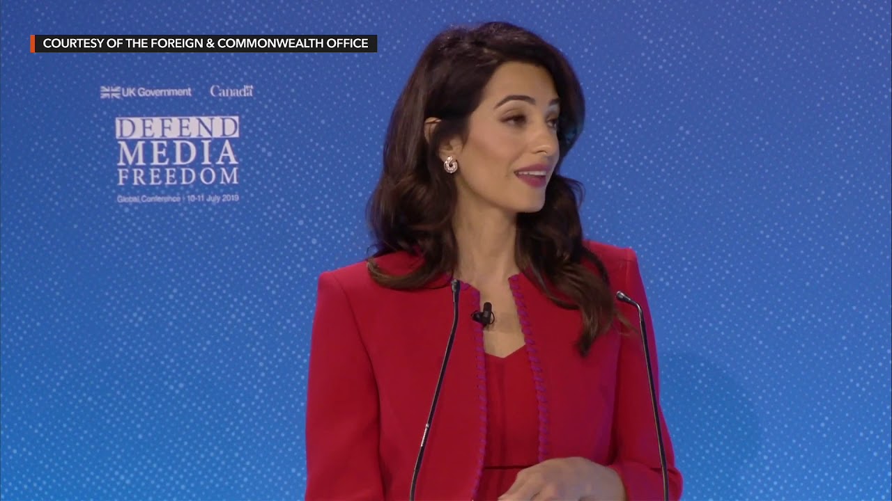 Амаль Клуни, пленарное заседание первого дня Всемирной конференции по свободе СМИ