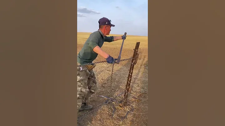 Wire fence mesh stretching process- Good tools and machinery make work easy