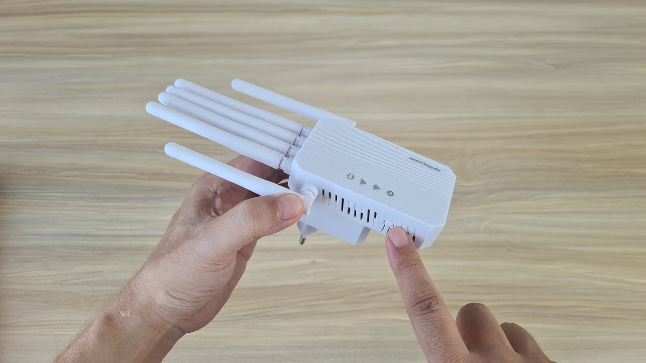 how to Hard Reset Wi-Fi AP Repeater