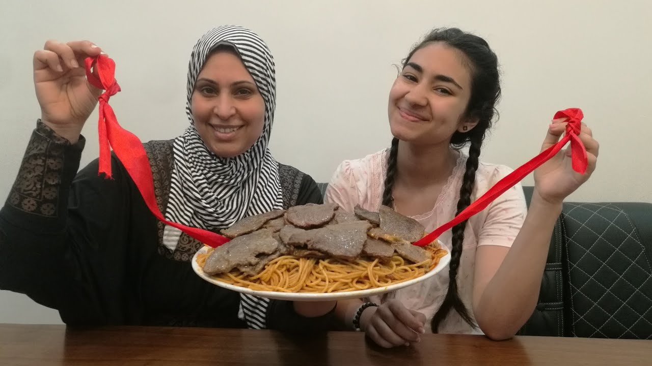 تحدى اكل اكبر صنيه مكرونه باللحمه المحمره بوزن 3كيلو والفوز للى يعدى الشريطه الحمرا والعقاب مواعييين