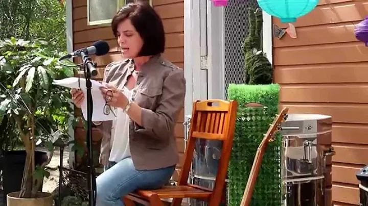 Lizette Espinosa en el Poetry Down South at Cauley...