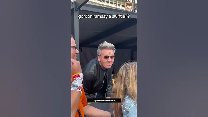 Swiftie spotted receiving friendship bracelets at the #ErasTour