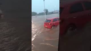 Ruas de Palmas TO ficam alagadas após fortes chuvas