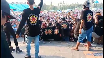 (sopo hang kuat ngelakoni welas)apus apus mesem Vita Alvia live purwoagung (Tugu muda bersatu)