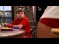 EROTIK ESCENA DE ANGUS T JONES (JAKE) DELEITADO EN TWO AND A HALF MAN