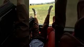 Şehirlerarası Otobüste İki Koltuğa Yatıp Ayaklarını Cama Diken Adam