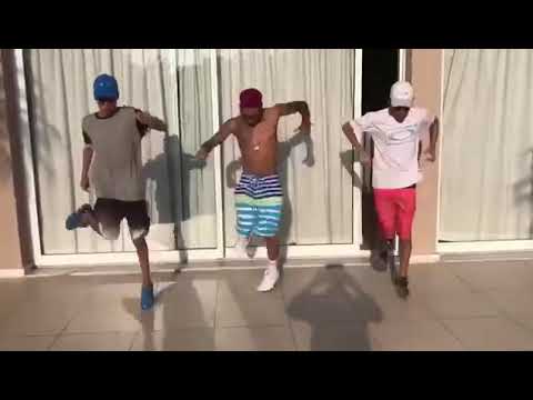 Meninos dançando funk