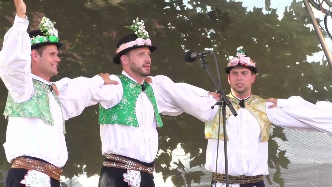 Vystoupení souboru Danaj s cimbálovou muzikou Krepina