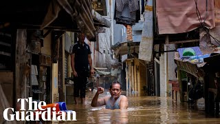 Thousands flee floods in Jakarta