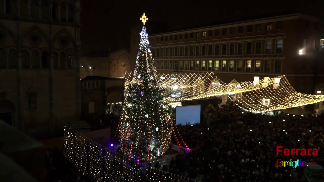 Ferrara Natale.Acceso L Albero In Centro La Magia Del Natale Illumina Ferrara Youtube