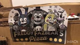 Five nights at Freddy's Cardboard Fazbear Pizzeria