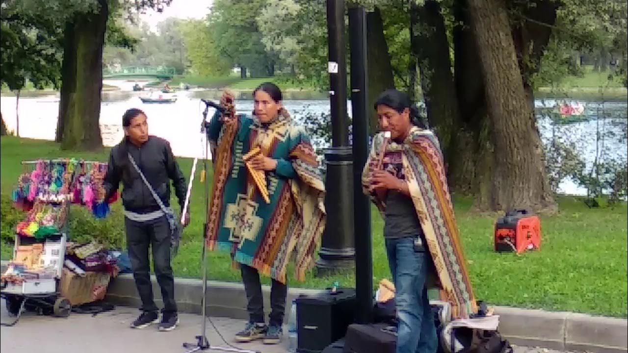 Индеец музыкант. Уличные музыканты индейцы. Музыка индейцев в Питере. Индейцы музыканты на улице играют классно. Амаретто музыкант индеец.