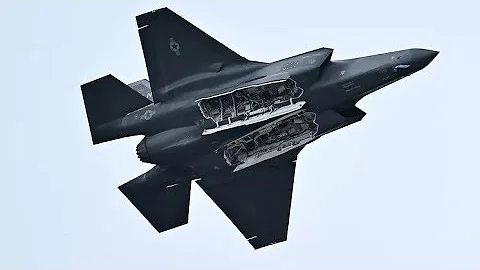 F-35 Fighter Jet Crash at Alaska Air Force Base Caught on Camera!