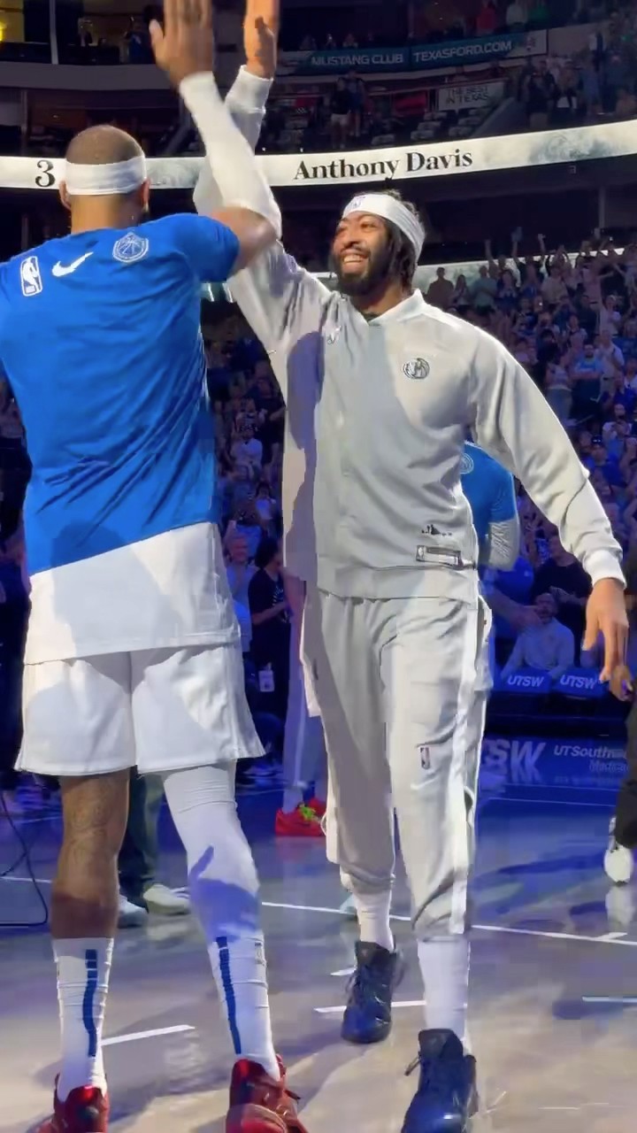 AD gets introduced to the Dallas crowd for the first time! ?
