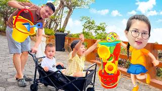 Cam Cam đưa em Mỡ ra biển Xúc cát, tìm thấy :con cá, con cua, xương chim hóa thạch.