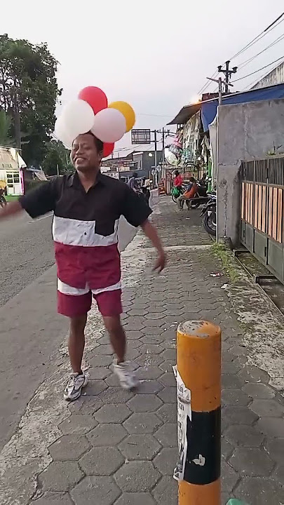 Mas Mujiono joget Gerajagan Banyuwangi memakai ballon