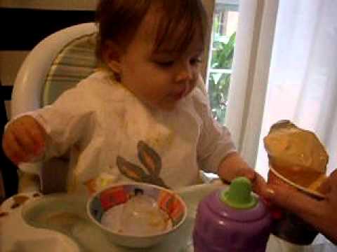 La Bebe Paz De 1 Ano Come Queso Untable Video Mov Youtube La Bebe Paz De 1 Ano Come Queso Untable Video Mov Youtube