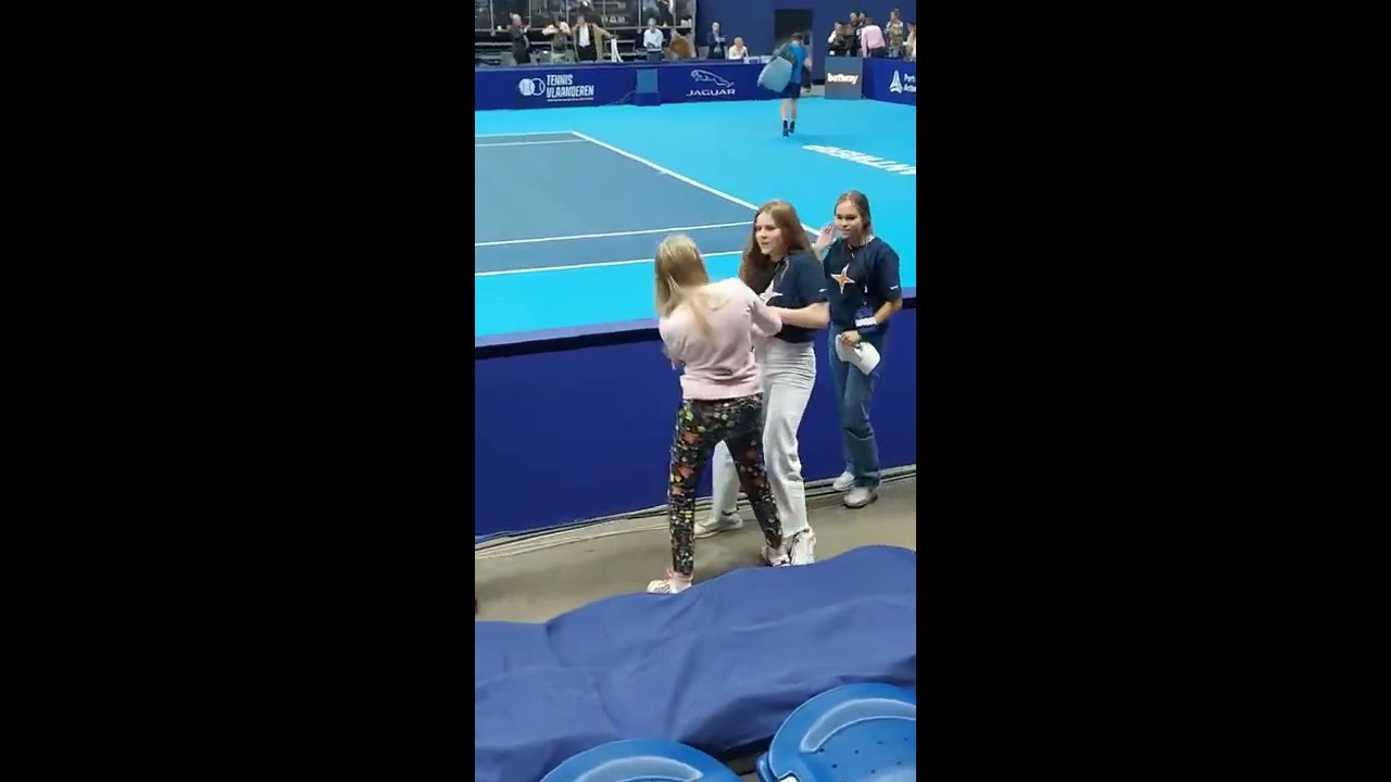Girls Fight Over Andy Murray S Towel