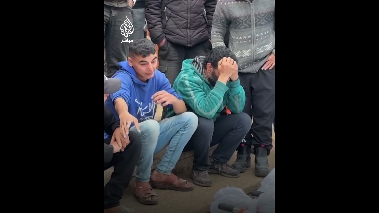 فلسطينيون يودعون ذويهم الذين استشهدوا بقصف إسرائيلي