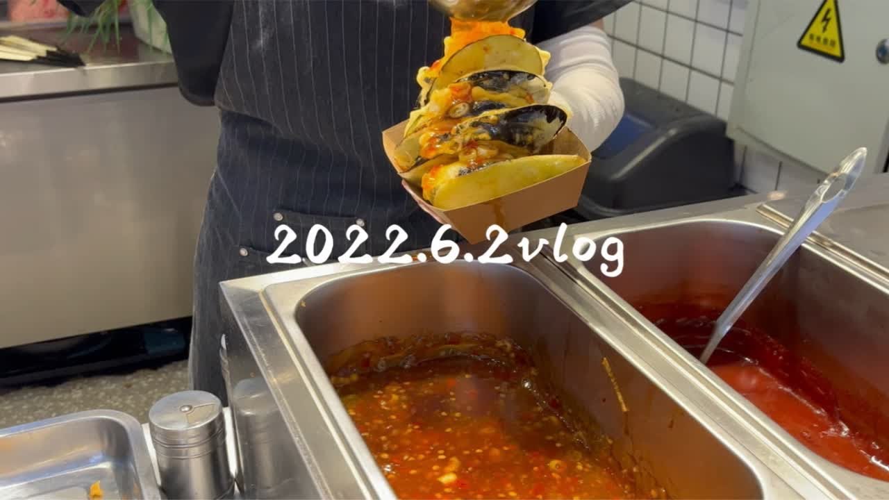 干啥啥不行，吃饭第一名！今天品尝鲜肉油炸茄盒 - YouTube