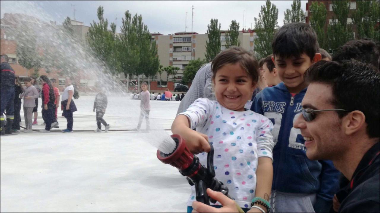 Los bomberos de Valladolid visitan el Allúe.
