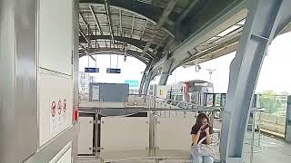 รถไฟฟ้า BTS ช่วงชั่วโมงเร่งด่วนที่สถานีวัดพระศรีมหาธาตุ  