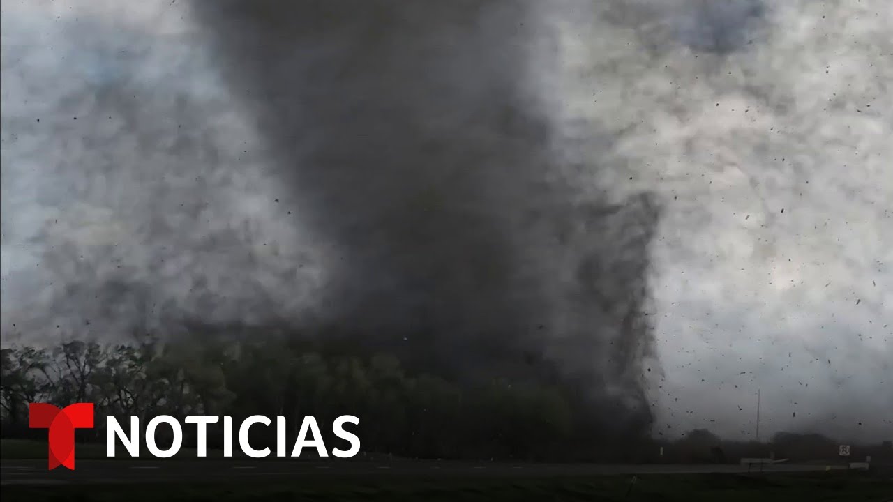 ⁣Decenas de tornados causan destrucción en Iowa y Nebraska | Noticias Telemundo
