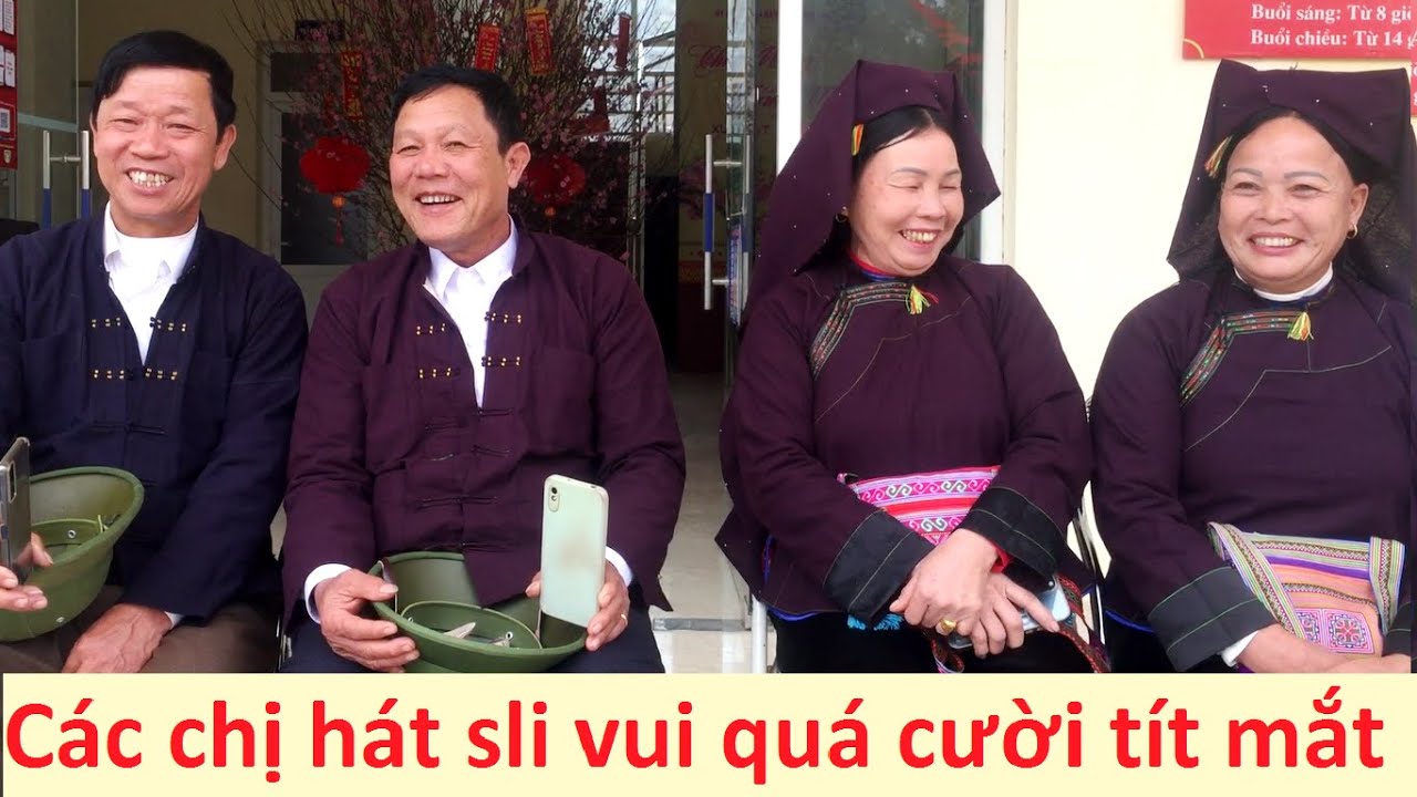 Мальчики Люк Нган и девочки Ланг Сон поют сли на весеннем фестивале Пак Монг