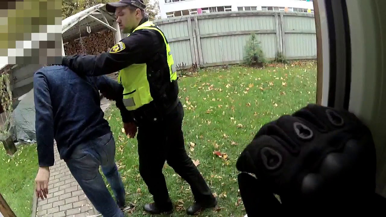 Vīrietis ielaužas svešā mājā un aiziet gulēt