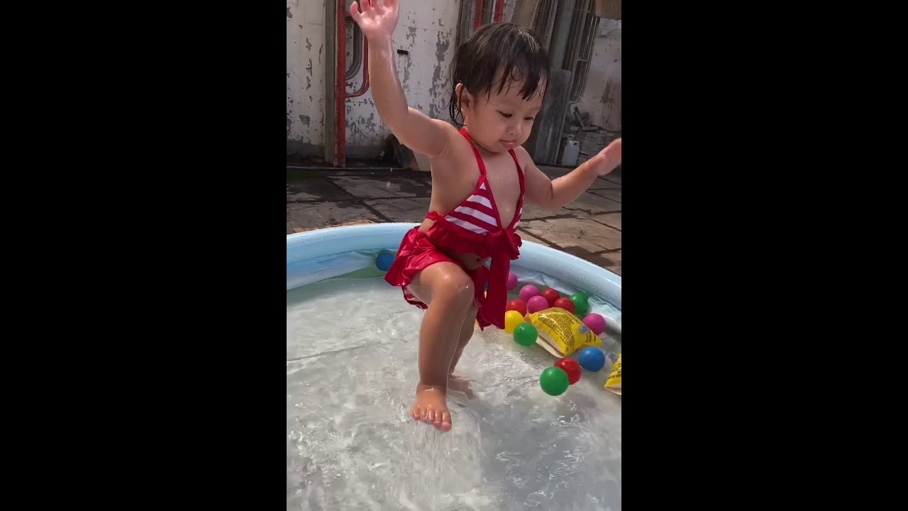 Balita lucu  mandi  di kolAm YouTube