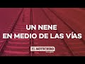 Un NENE en medio de las VÍAS del TREN - El Noti de la Gente