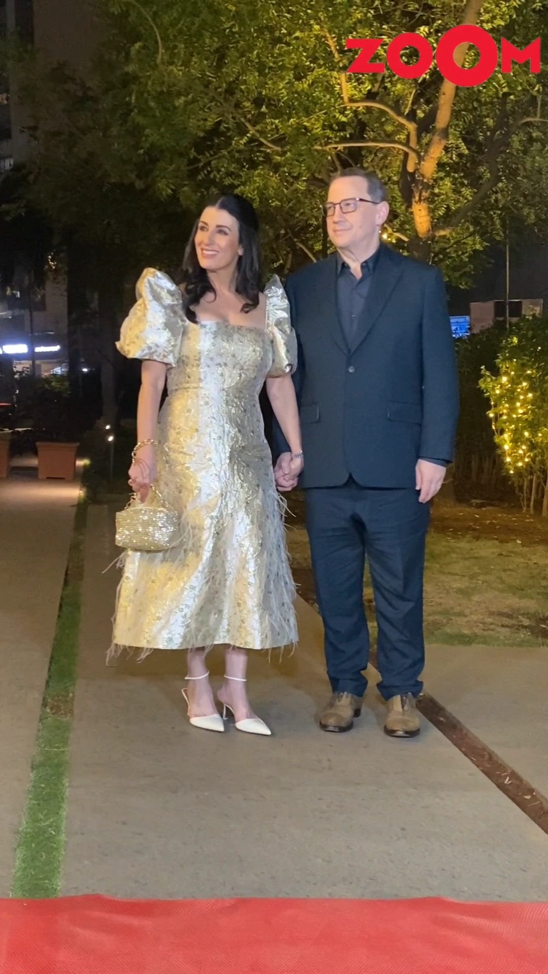 Nick Jonas' parents walk HAND-IN-HAND at Priyanka Chopra's brother's wedding after party? #shorts
