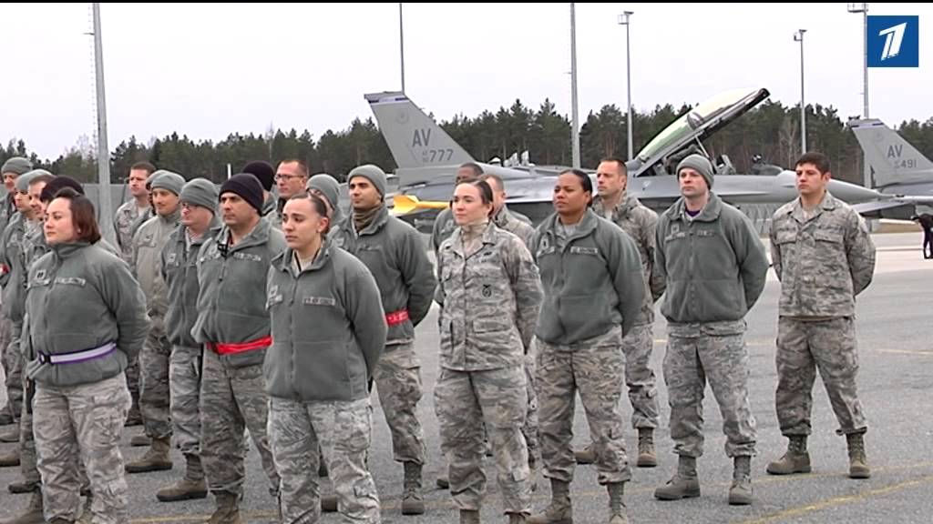 На базу Эмари приземлились 14 истребителей и транспортник "Геркулес"