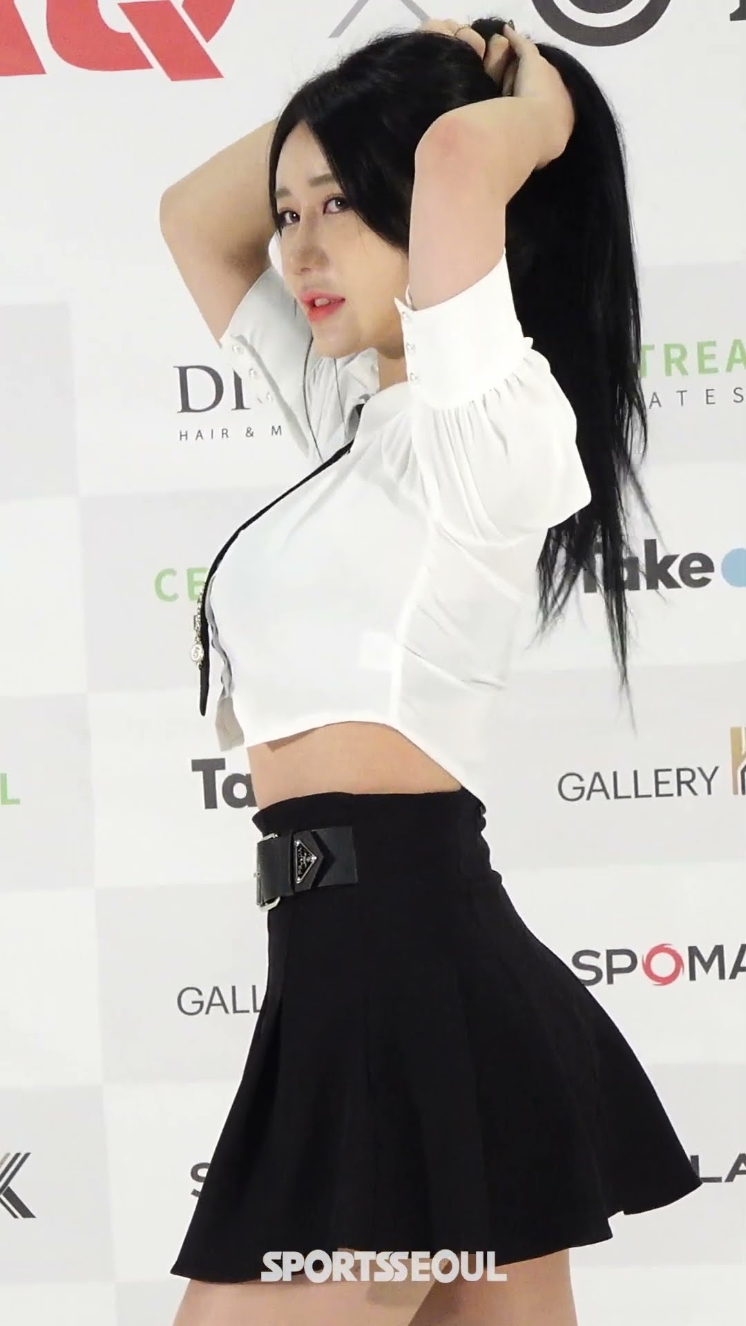 유예주, 크롭 셔츠로 드러낸 개미허리