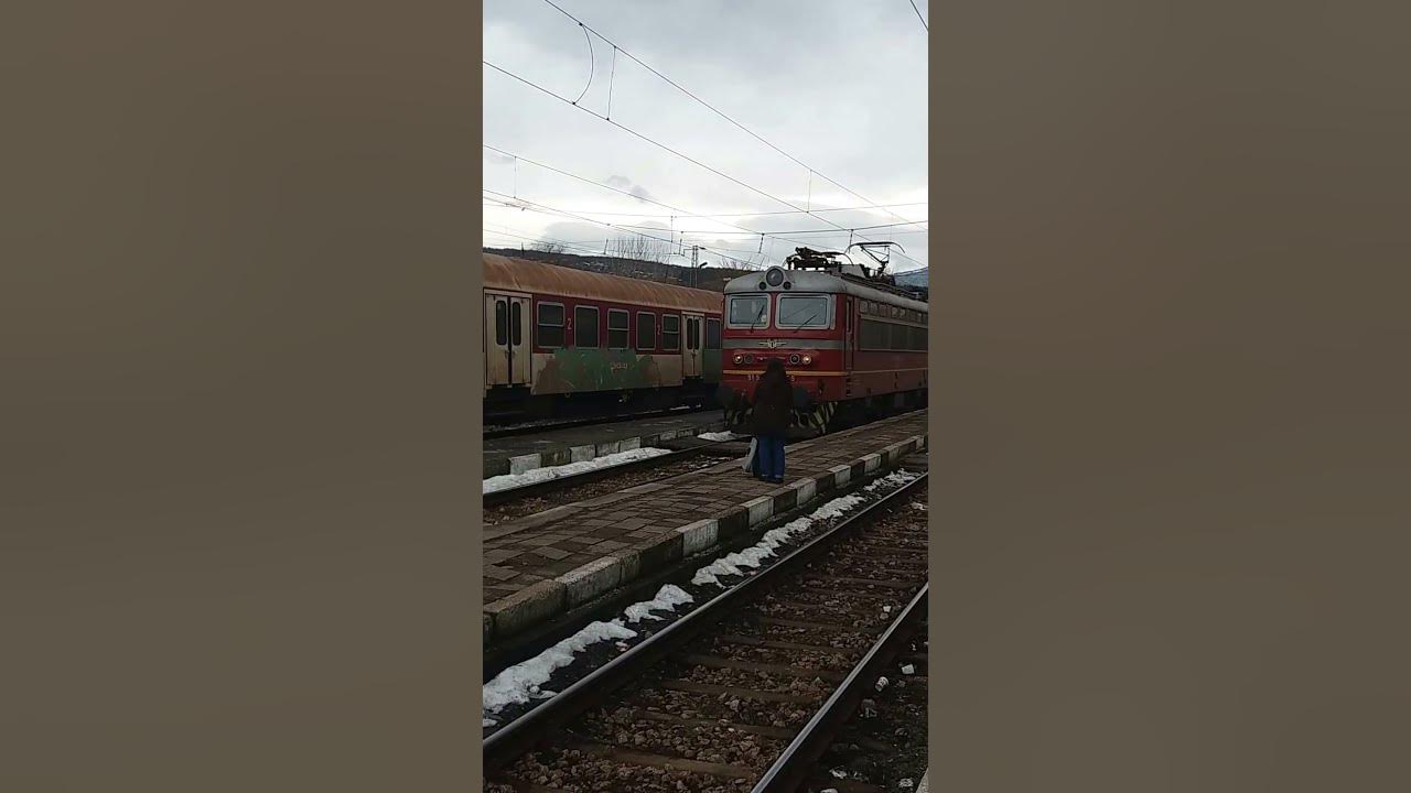 Бърз влак за Видин престига на гара Мездра - YouTube