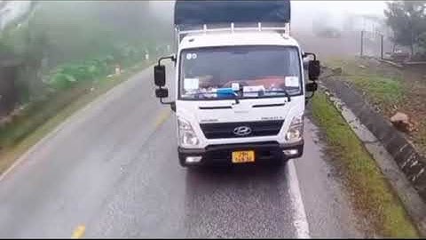 Gặp xe tải vượt ẩu, tài xế đạp phanh cháy đường để tránh tai nạn