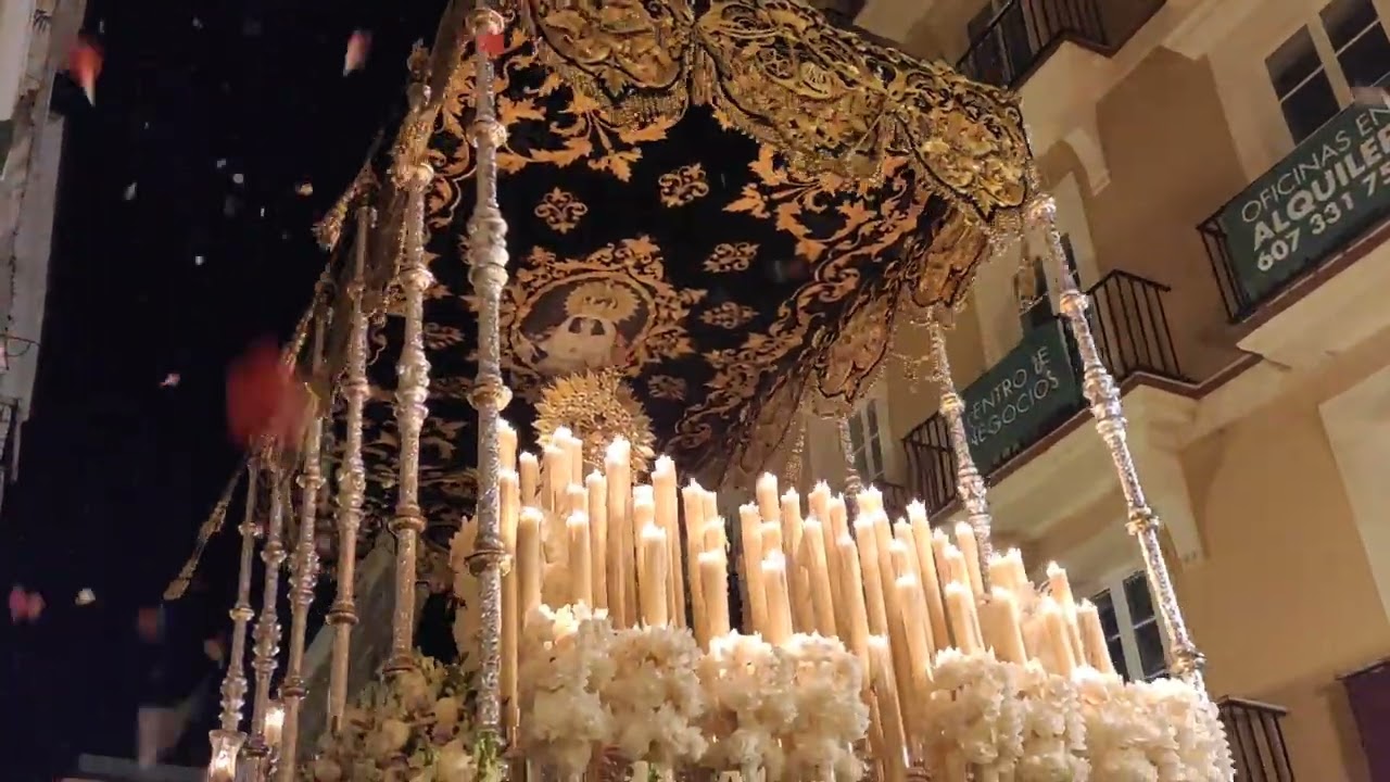 Esperanza Cigarreras Cádiz 2022. Petalada en calle Nueva